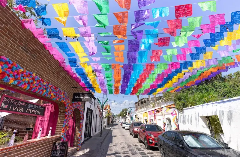 La rica intersección de historia, cultura y arte en Cabo se revela a través de sus museos, festivales y expresiones artísticas, proporcionando una visión fascinante de su evolución a lo largo del tiempo.